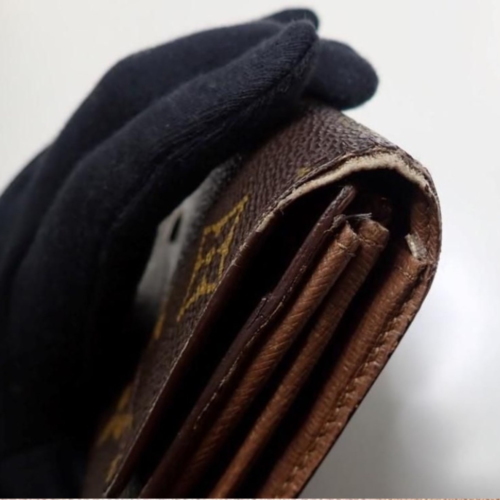 20. Louis Vuitton Monogram Sarah Wallet - Picture 6 of 7